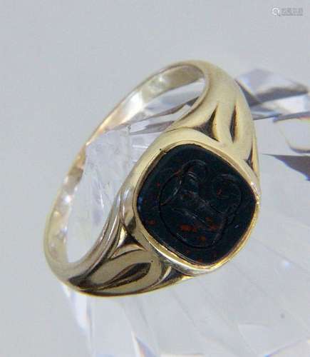 AN ANTIQUE RING WITH ONYX 585/000 yellow gold