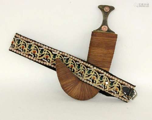 AN ORIENTAL CURVED DAGGER With leather sheath