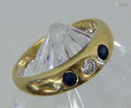 A BAND RING 750/000 yellow gold with 2 sapphires