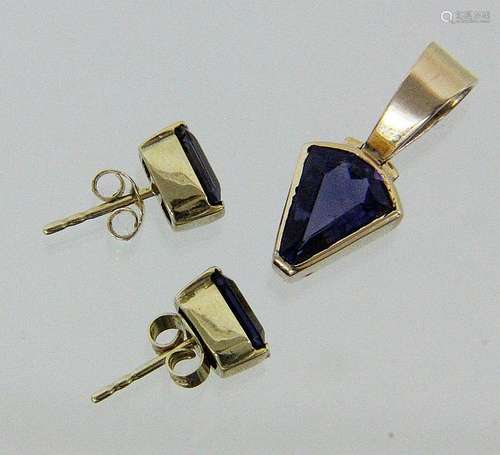 A PENDANT AND A PAIR OF STUD EARRINGS 585/000