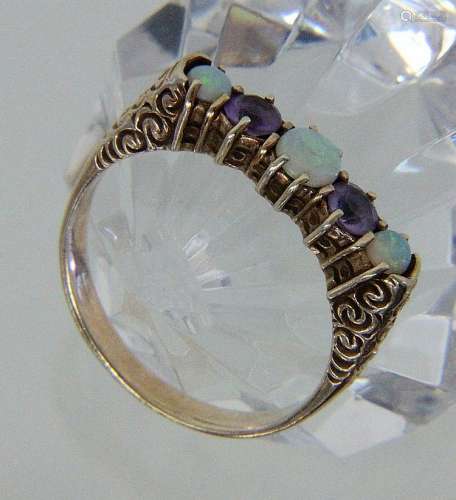 A BAND RING 333/000 red gold with opals and an