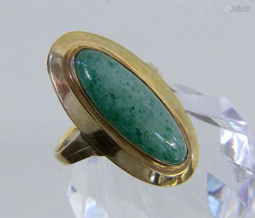 A LADIES' RING 585/000 yellow gold with jade
