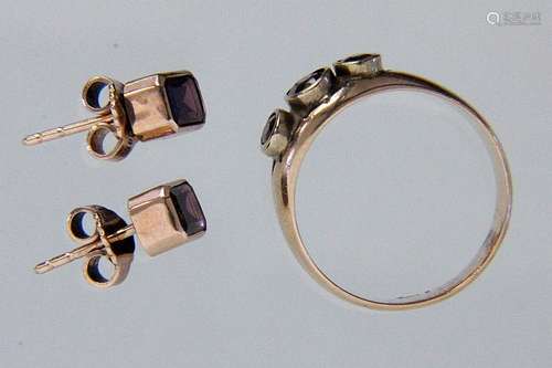 A LADIES RING AND A PAIR OF STUD EARRINGS WITH