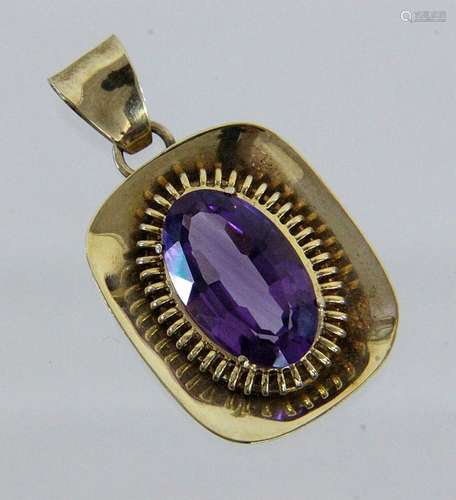 A PENDANT 585/000 yellow gold with amethyst. 34