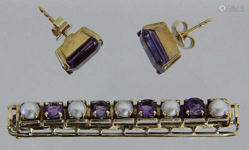 A BAR BROOCH AND A PAIR OF STUD EARRINGS 585/000