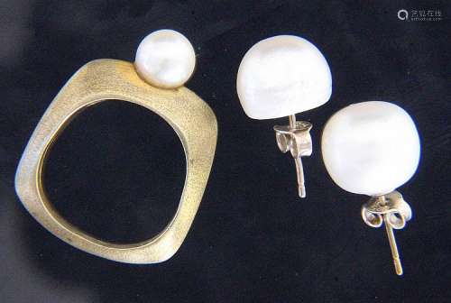 A RING AND A PAIR OF STUD EARRINGS WITH PEARLS