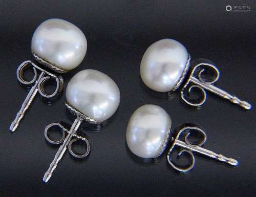 A PAIR OF STUD EARRINGS 585/000 white gold with