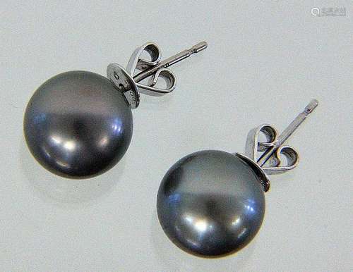 A PAIR OF STUD EARRINGS 750/000 white gold with a