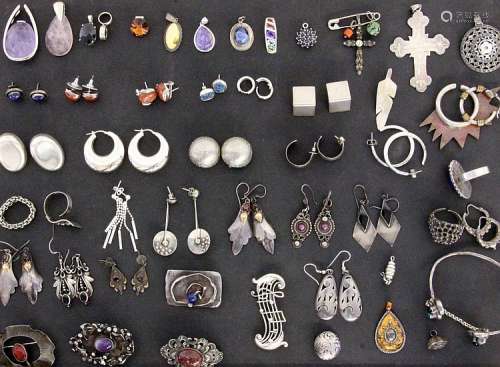 A LOT OF 50 ANTIQUE JEWELLERY PIECES mostly