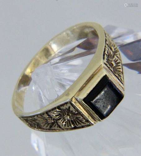AN ANTIQUE RING WITH ONYX 585/000 yellow gold