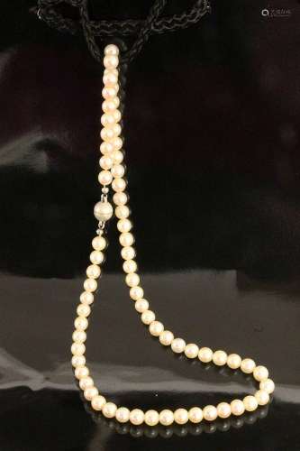 A PEARL NECKLACE magnetic clasp 925/000 silver