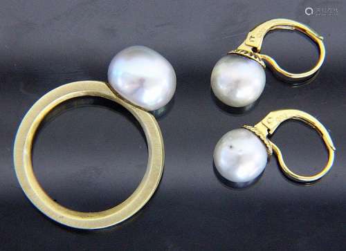 A PAIR OF EARRINGS AND A RING 585/000 yellow gold
