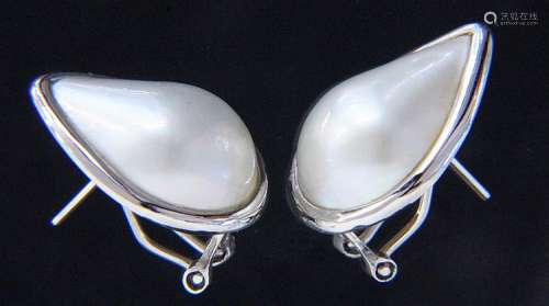 A PAIR OF STUD EARRINGS / CLIPS 585/000 white