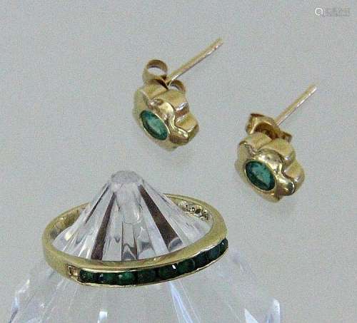 A LADIES RING AND A PAIR OF STUD EARRINGS 585/000