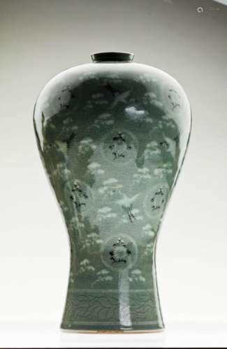 A Large Elegant Korea Mei Ping Vase