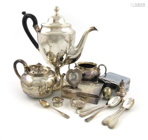 λA mixed lot, comprising silver items: a Victorian bachelor's tea pot and sugar bowl, London 1873,