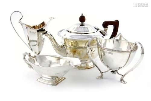 A mixed lot of silver items, comprising: an Edwardian three-handled tyg, London 1905, reeded border,