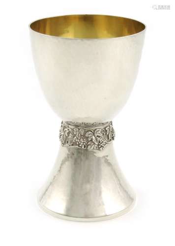 By John Cussell, a commemorative silver goblet, London 1981, number 3/500, celebrating Lincoln
