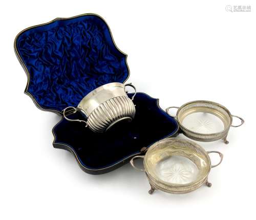 A mixed lot of silver items, comprising: a two-handled bowl of circular fluted form, London 1902,