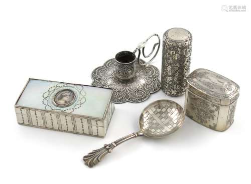 A mixed lot of silver items, comprising: a Victorian scent bottle, with engraved foliate scroll