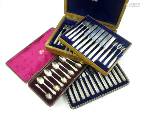 A mixed lot of silver flatware, comprising: an Edwardian set of twelve fruit knives and forks, by