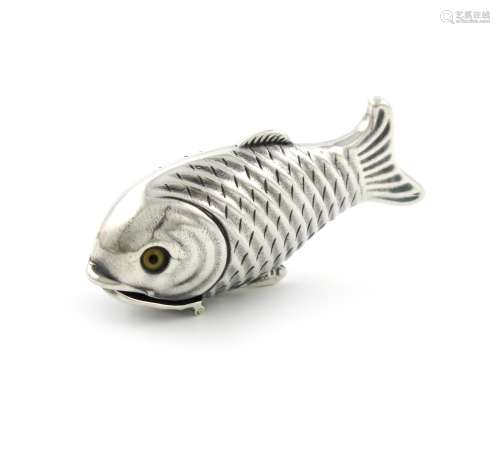 A modern silver novelty fish vesta case, part-marked only, the bottom fin pushes in to open the