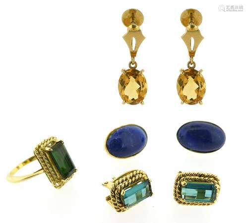 A mixed lot of jewellery, including a tourmaline-mounted 18ct gold ring with a matching pair of