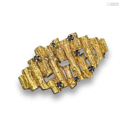 An 18ct yellow gold abstract-form brooch, with stylised bark texture and set with eight small