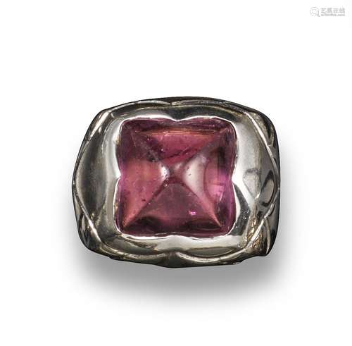 A pink tourmaline-set gold ring, the surgarloaf rubelite is set in carved white gold mount, size N