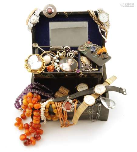 A jewellery casket containing an assortment of jewellery including, a diamond gypsy ring, the old