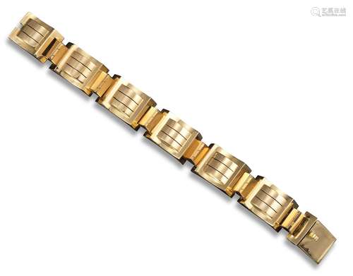 A pink gold stylised tank track bracelet, 1940s, 21cm, 69gЈ2000-3000