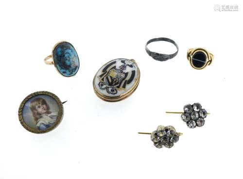 Various items of jewellery, including a banded agate-mounted gold ring, engraved with inscription