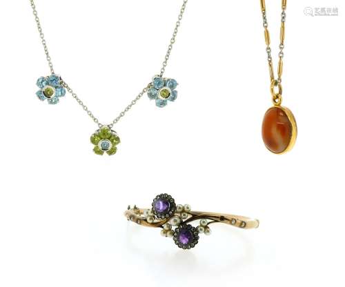 A mixed lot of jewellery, including a carnelian cabochon pendant on yellow gold neck chain, a