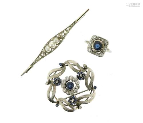A sapphire and diamond-set platinum cluster ring, a white gold bar brooch set with three pearls