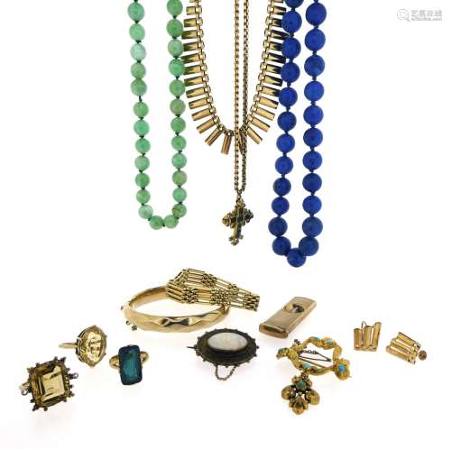 A mixed lot of jewellery, including an early 18th century gold cruciform pendant set with emeralds