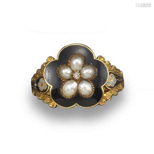 A William IV gold mourning ring, the flower head top section centred with a small diamond between
