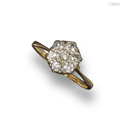 A diamond cluster ring, the seven circular-cut diamonds are set in gold, size M