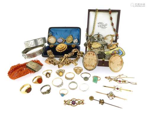 Various items of jewellery, including a 9ct gold graduated curb-link bracelet with 9ct gold