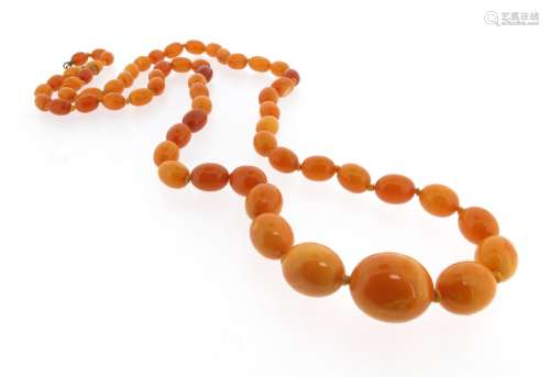 A single-row amber bead necklace, the oval beads graduate from 10-22mm, 39g total, necklace 34cm