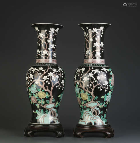 Pair of Chinese Porcelain Lamp Vase w/ Wood Stand