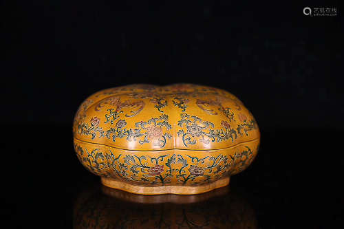 A LACQUERWARE GOLDEN OUTLINE MELON-SHAPED BOX WITH CAP, QING DYNASTY