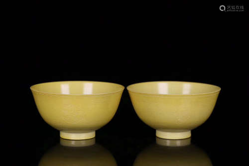 A PAIR OF GUAN KILN YELLOW GALZED BOWLS