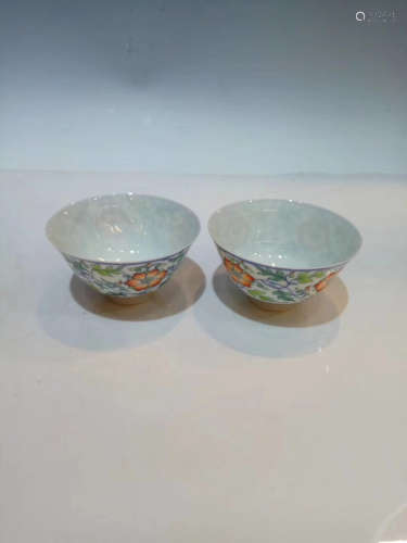 A PAIR OF FLOWER PATTERN OVER-GLAZE PAINTING CUPS