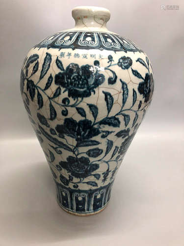 A BLUE&WHITE FLOWER PATTERN PLUM VASE