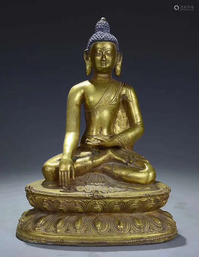 17-19TH CENTURY, A SAKYAMUNI DESIGN GILT BRONZE FIGURE, QING DYNASTY