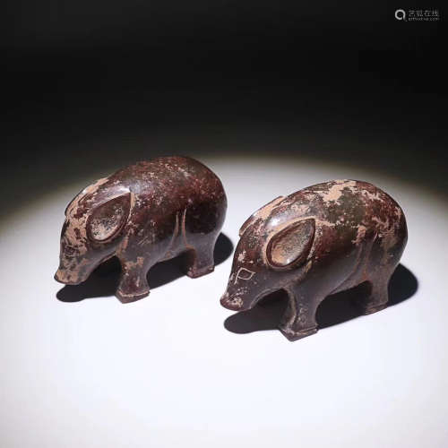 A PAIR OF PIG DESIGN HETIAN JADE ORNAMENTS