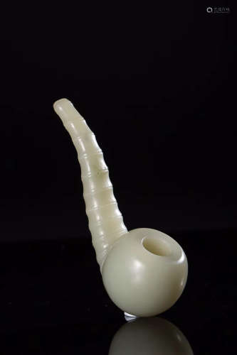 20TH CENTURY, A TABACCO PIPE DESIGN HETIAN JADE ORNAMENT, CHUANGHUI PERIOD