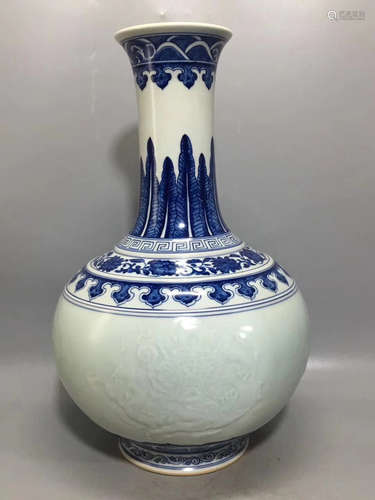 A DRAGON PATTERN BLUE&WHITE VASE