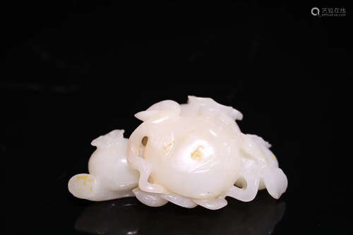 17-19TH CENTURY, A POMEGRANATE DESIGN HETIAN JADE ORNAMENT, QING DYNASTY