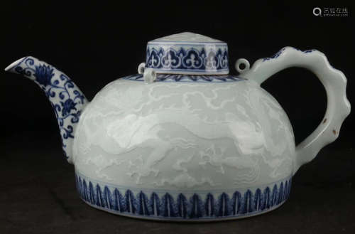 A DRAGON&PHOENIX PATTERN BLUE AND WHITE TEAPOT